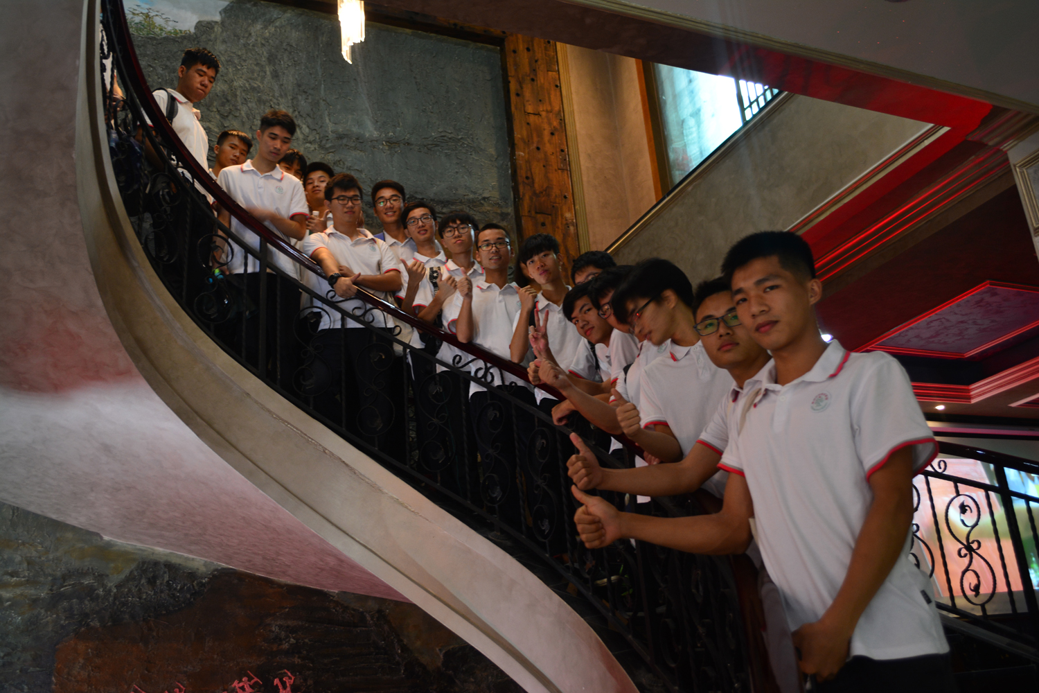 涂料經(jīng)訊：遇見未來的自己，百名莘莘學(xué)子走進(jìn)阿里大師參觀學(xué)習(xí)