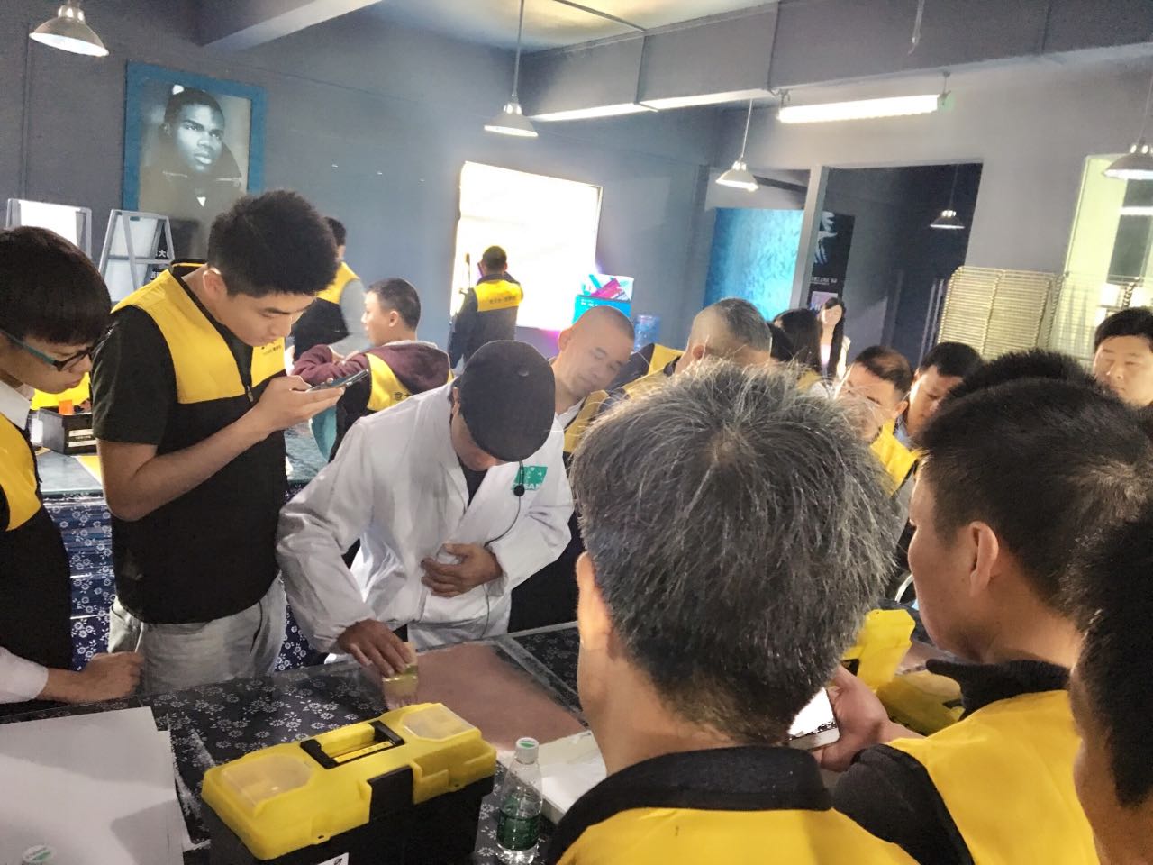 GIOVANNI喬瓦尼藝術(shù)涂料**工程師指導(dǎo)學(xué)員實操現(xiàn)場