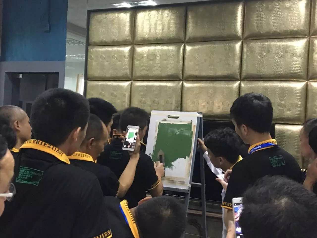 GIOVANNI喬瓦尼藝術涂料工程師現場講解及演示 GIOVANNI喬瓦尼藝術涂料工程師現場講解及演示