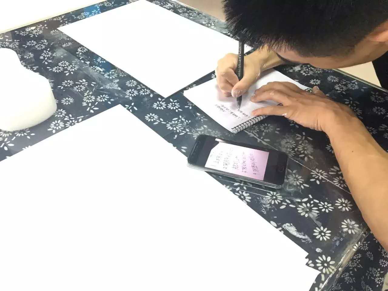 GIOVANNI喬瓦尼藝術涂料培訓中學員認真做筆記 GIOVANNI喬瓦尼藝術涂料培訓中學員認真做筆記